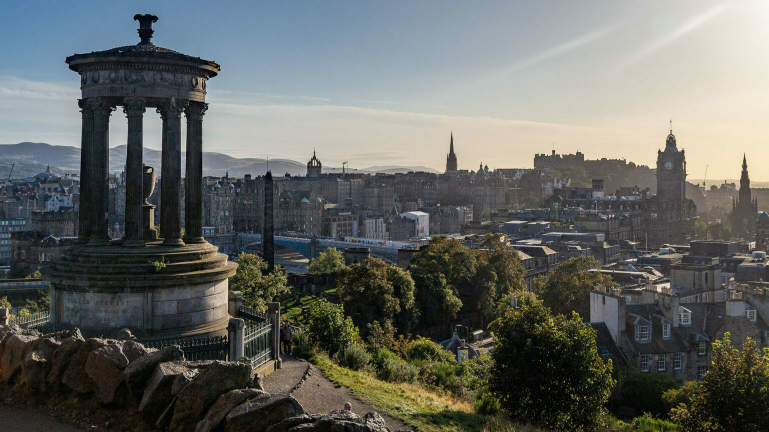 Calton Hill grandioser Ausblick über Edinburghs Altstadt