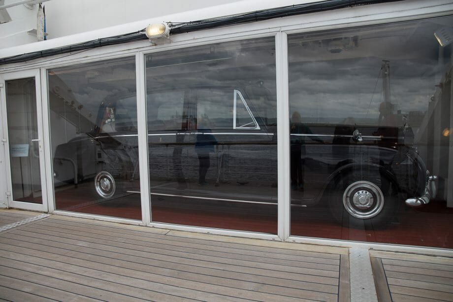 Rolls Royce Phantom V vor der Royal Yacht Britannia