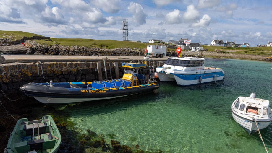 Die Boote von Tiree Sea Tours an einem Pier