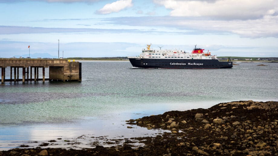 Die Fähre kommt im Hafen von Tiree an