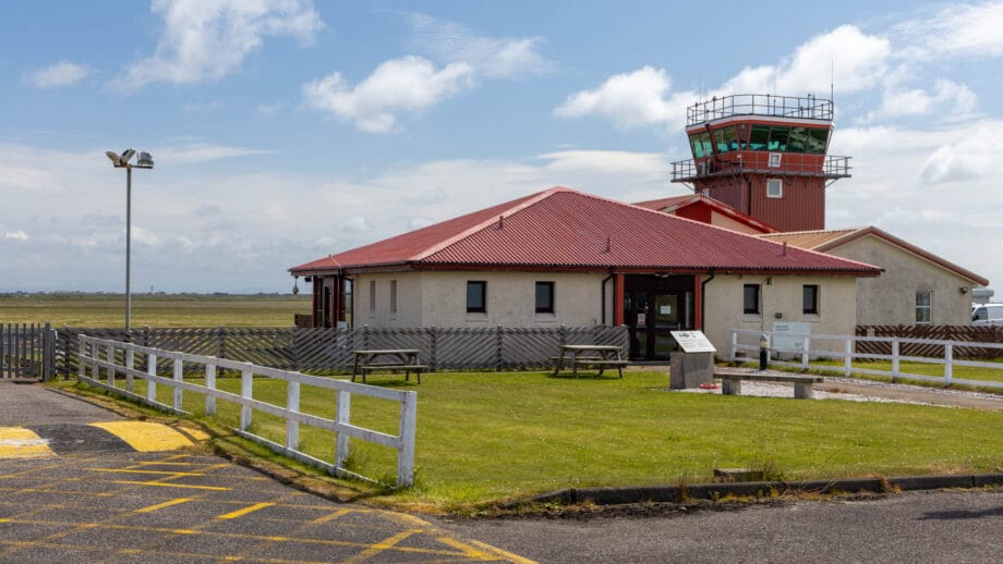 Die Gebäude des kleinen Flughafens von Tiree