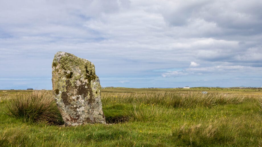 Ein stehender Stein aus der Jungsteinzeit auf Tiree.