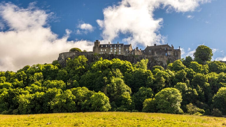 Auf einem felsigen Hügel steht die große Stirling Castle