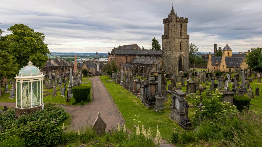 Ein Friedhof mit der alten Kirche Chruch of the Holy Rude im Hintergrund.