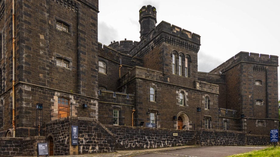 Ein grauer, dunkler Bau, mit Zinnen und Türmchen. Darin ist das Old Town Jail von Stirling untergebracht.