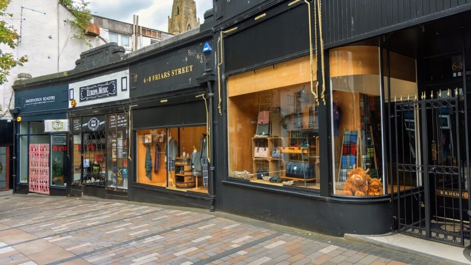 Eine Ladenzeile in der Einlaufsstraße Friars Street in Stirling.