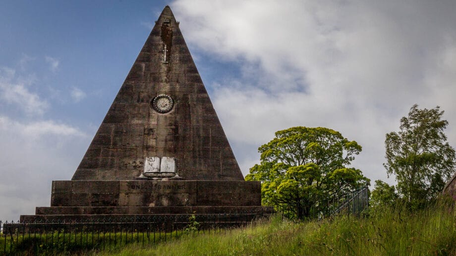 Die Star Pyramid auf dem Friedhof ist den Märtyrern gewidmet.