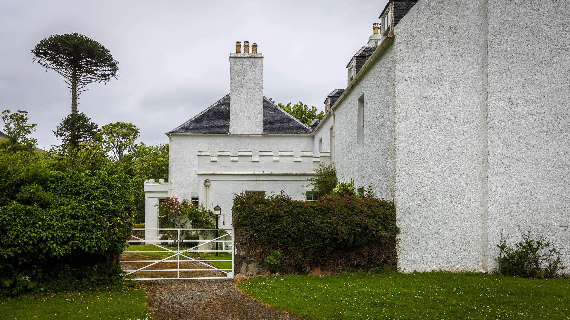 Ein Blick auf das weiß verputzte Talisker House.