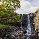 Der Wasserfall Eas Fos stürzt sich einen Abhang hinab