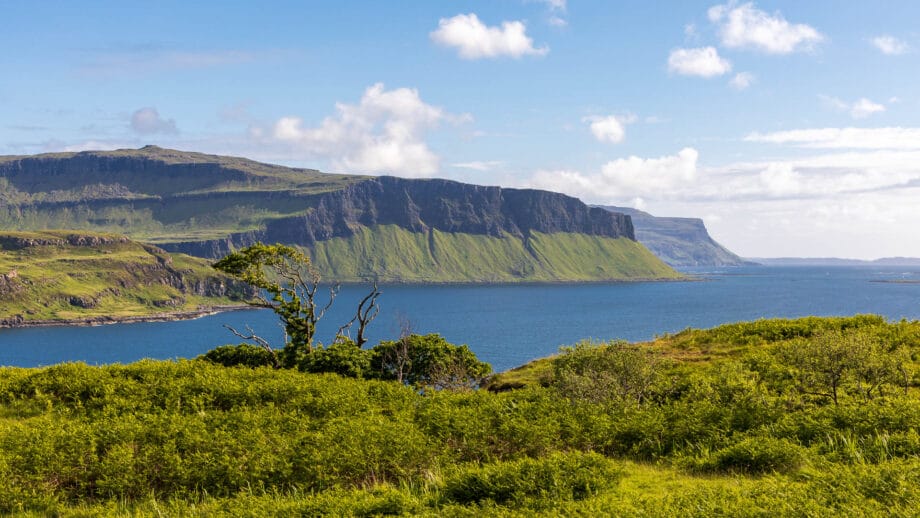 Berge, die steil zum Meer abfallen auf der Isle of Mull