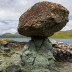 Ein Stein, der aussieht wie ein Pilz im Süden der Isle of Mull