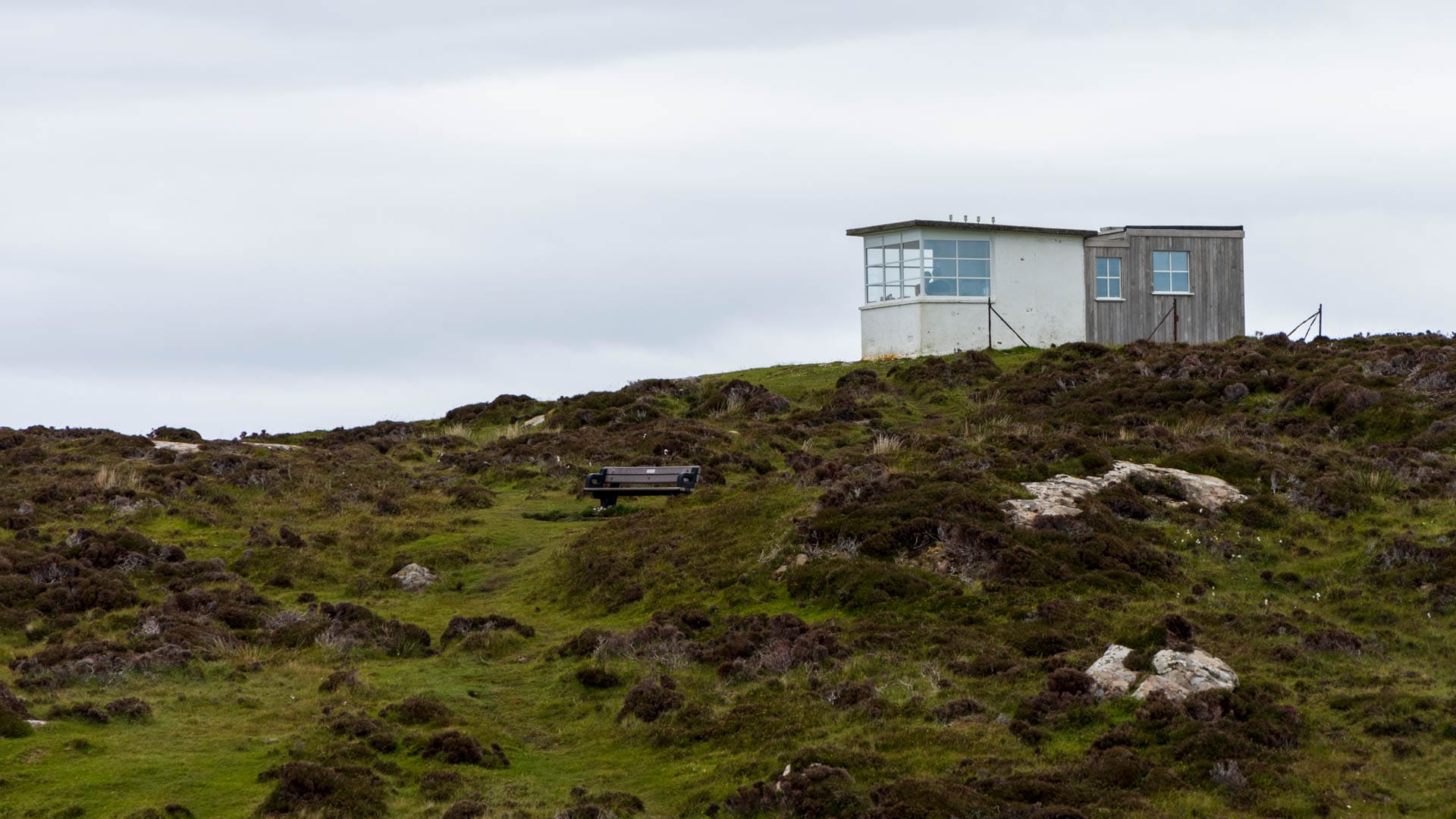 Eine Hütte mit Flachdach und Frontverglasung