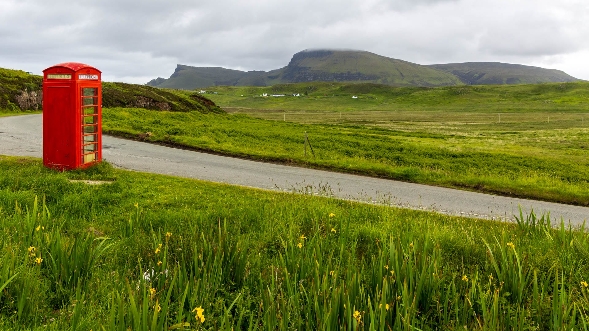 Die rote Telefonzelle bei Sùlasda, im Hintergrund das Quiraing Massiv 