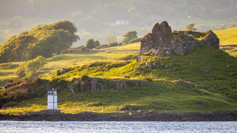 Ardtornish Castle von der Lochaline Ferry