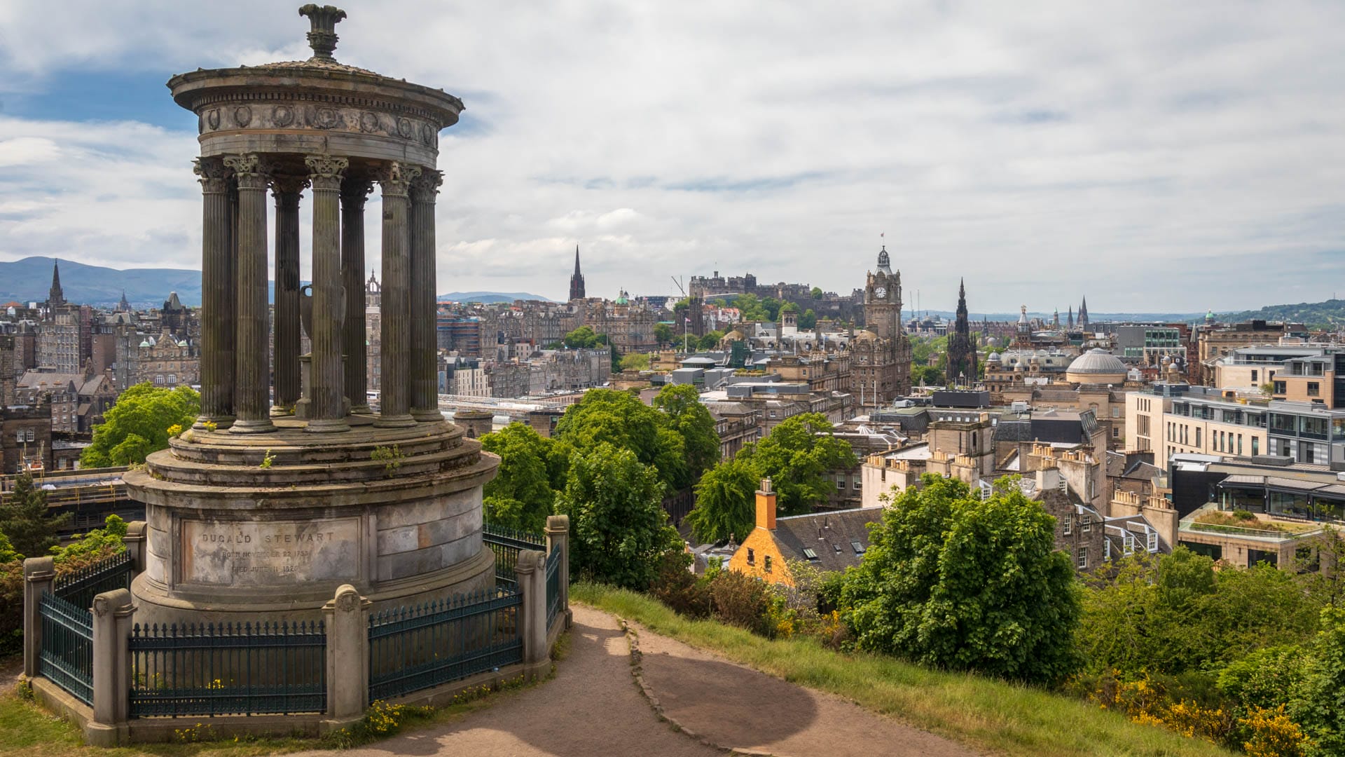 Ein Blick vom Calton Hill auf die Stadt Edinburgh, links das Dugald Stewart Monument.