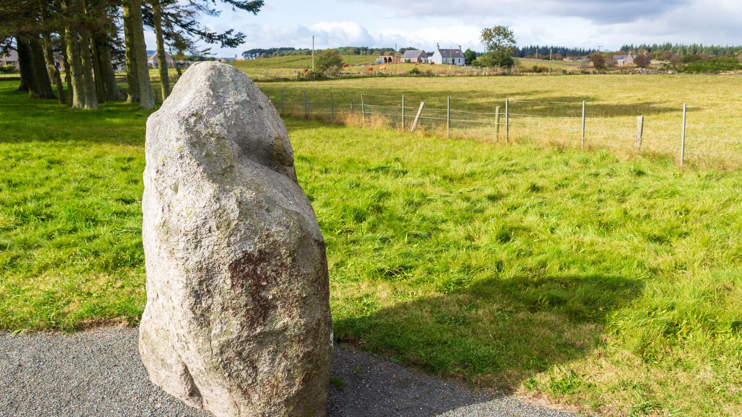 Ein Stein des Kreises und die dahinter liegende Landschaft