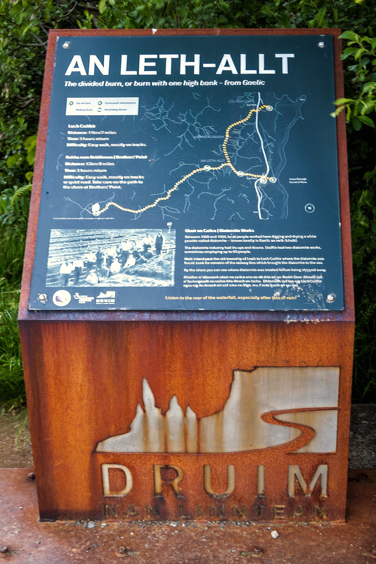 Eine Tafel auf einem Sockel zeigt die Wanderung zum Loch Cuithir