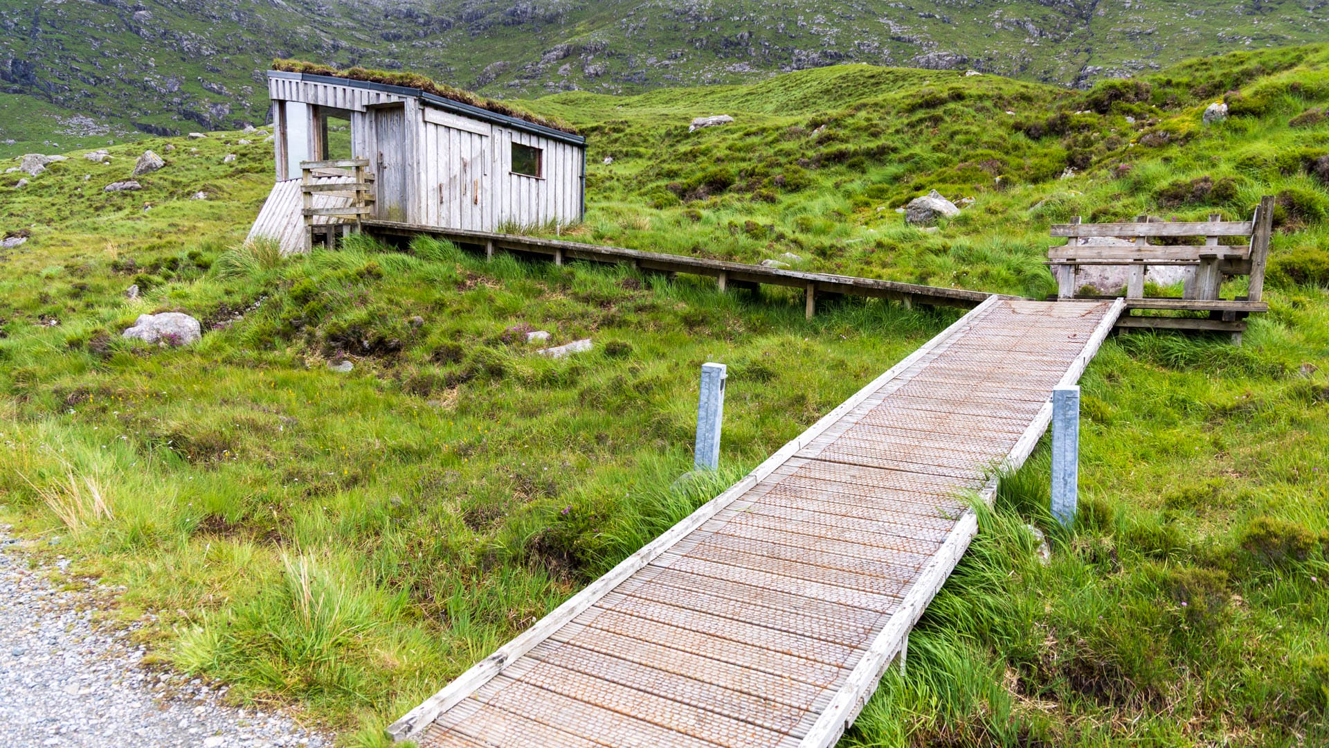 Eine Holzhütte mit einer Holzrampe davor ist das North Harris Eagle Observatory.